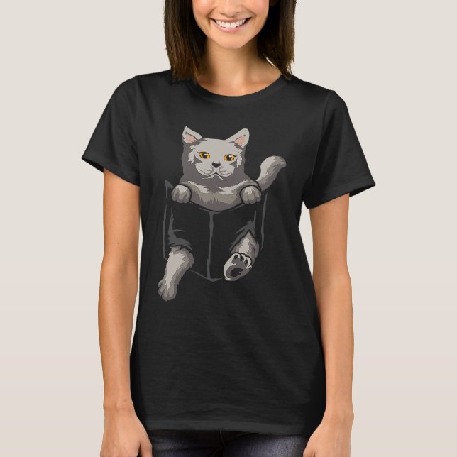 British Shorthaired Cat Sits In The Bag I Cats T Shirt (Framsida)
