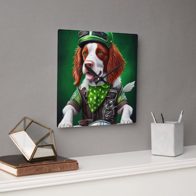 Brittany Spaniel kör cykel St. Patrick's Day  Fyrkantig Klocka (Kontor)