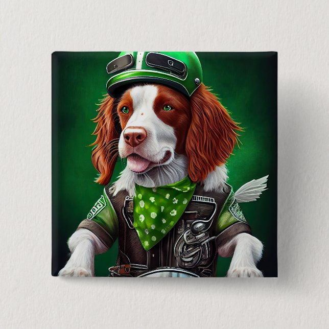 Brittany Spaniel kör cykel St. Patrick's Day Knapp (Framsida)