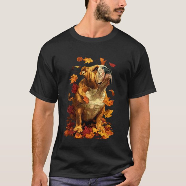 Brittisk Bulldog med höstlöv Skog höst Estetik T Shirt (Framsida)