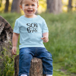 BRITTISKT SON T SHIRT<br><div class="desc">För bruden som har en ung son, klär honom i en passande t-shirt till resten av bröllopsfesten. Texten säger SON från BRIDE. Samma text och färg upprepar sig på baksidan av denna t-shirt. Texten är en bild så att färg kan ändras till vad du vill.</div>