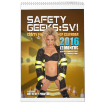 Brittney Powell klämmer fast modellerar upp