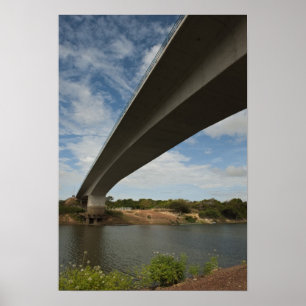 Bro som förbinder Guyana med Brasilien över Takutu Poster