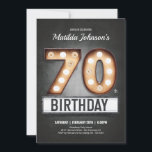 Broadway Marquee 70th Birthday Vintage Roligt Anpa Inbjudningar<br><div class="desc">Breddmarkeringsram 70:e Roligten på födelsedagen - inbjudan till Vintage Anpassningsbar. En födelsedagsinbjudan som är roligt och teatertema med vintage Marquee-teckenformaterad text som tillför elegans och drama! Underbar för en film, en sändning eller teater: födelsedagskalender eller bara för roligt! Kolla in samlingen om du vill ha fler objekt, inklusive party-dekanor, för...</div>