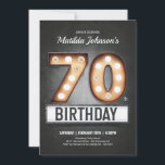 Broadway Marquee 70th Birthday Vintage Roligt Anpa Inbjudningar<br><div class="desc">Breddmarkeringsram 70:e Roligten på födelsedagen - inbjudan till Vintage Anpassningsbar. En födelsedagsinbjudan som är roligt och teatertema med vintage Marquee-teckenformaterad text som tillför elegans och drama! Underbar för en film, en sändning eller teater: födelsedagskalender eller bara för roligt! Kolla in samlingen om du vill ha fler objekt, inklusive party-dekanor, för...</div>