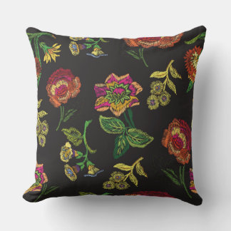broderad blomma på svart bakgrund kudde