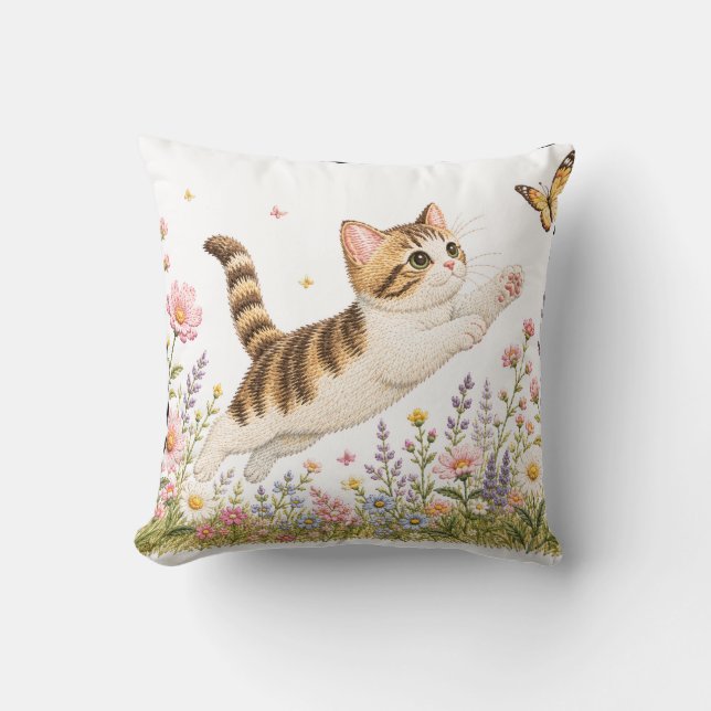 Broderad kattunge jagar fjäril i vildblomma kudde (Framsida)