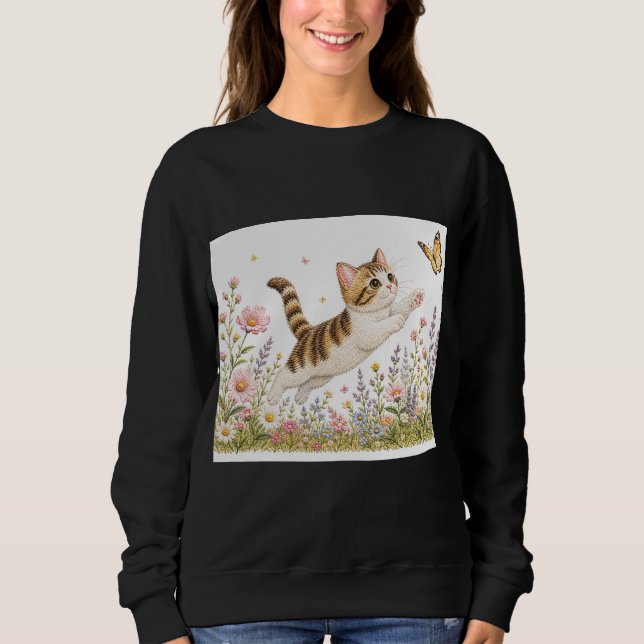 Broderad kattunge jagar fjäril i vildblomma t shirt (Framsida)
