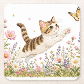 Broderad kattunge jagar fjäril i vildblomma underlägg papper kvadrat
