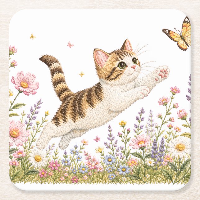 Broderad kattunge jagar fjäril i vildblomma underlägg papper kvadrat (Framsidan)