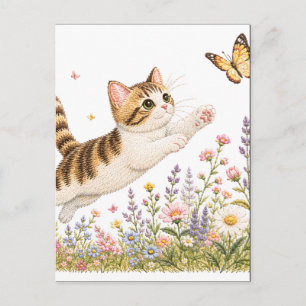 Broderad kattunge jagar fjäril i vildblomma vykort