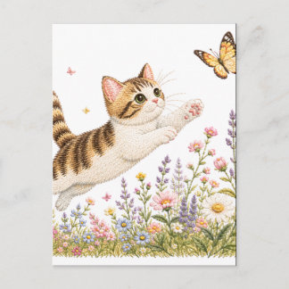 Broderad kattunge jagar fjäril i vildblomma vykort