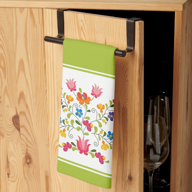Broderad kökshandduk med blommotiv (Thirds Fold)
