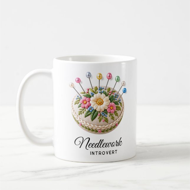 Broderad nåldyna-mugg — Stick-skitten introvert Kaffemugg (Vänster)