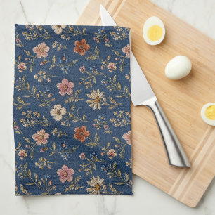 Broderade enfaldiga vildblommor på denim bakgrund kökshandduk