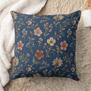 Broderade enfaldiga vildblommor på denim bakgrund kudde