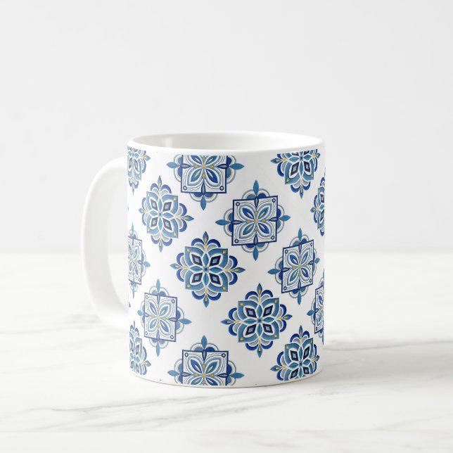 Broderat ornament blått på vitt kaffemugg (Framsida vänster)
