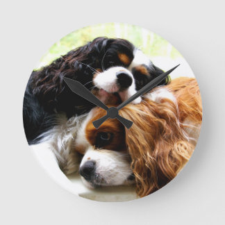 BroderCavaliers Rund Klocka