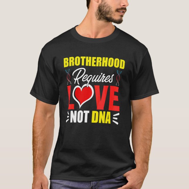 Broderligheten kräver kärlek inte Dna Styvbror Bon T Shirt (Framsida)