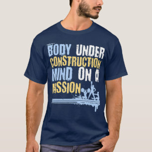 Brödtext under konstruktionsminnen på en Uppdrag T Shirt