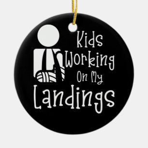 Broken Arm Kids får bra jobb med landningar Julgransprydnad Keramik