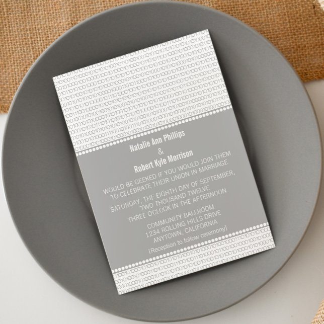 Bröllbjudan för Geek Chic Binary Code, Grått Inbjudningar (Gray Geek Chic Binary Code Wedding Invitation)