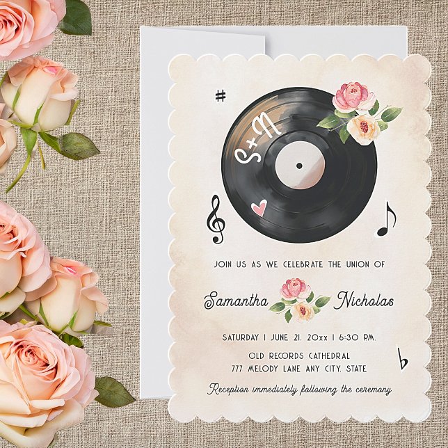 Bröllbjudan för vinylinspelning på vattenfärgsfärg inbjudningar (A beautiful monogrammed vinyl record themed wedding invitation with a vintage elegant aesthetic.  )