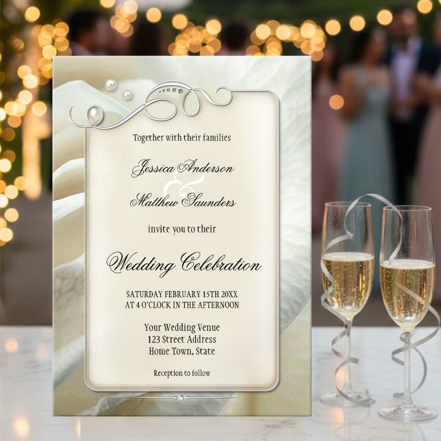 Bröllbjudan till chic Konstnärliga Silver Elfenben Inbjudningar (Wedding invitation featuring a painting of an ivory rose with elegant silver swirls and tiny pearls)