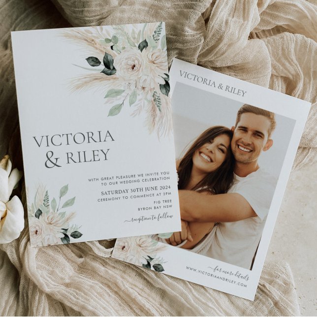 Bröllbjudan till Greenery White Blommigt Victoria Inbjudningar (Victoria || Elegant Eucalyptus Greenery and White Floral Wedding Invitation)