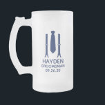 Bröllesman Blå slips Frostat Ölglas<br><div class="desc">Denna 16 oz frostat ölglas skulle vara bra för bröllesmännen i din bröllopsfest Om alla i din bröllopsfest kommer att ha kostym så skulle denna design med hängslen och en blå slips vara perfekt. Lättsam men ändå formell. De skulle vara bra för en svensexa eller helg. Titeln kan ändras till...</div>