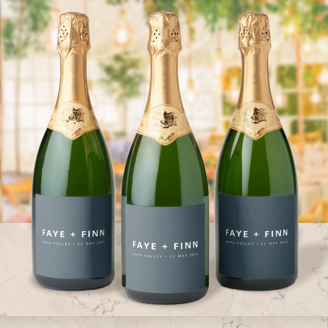 Brölloksetiketter för flaskor | Blå Champagne Etik (Custom wedding bottle labels that make favors, toasts, and tables feel polished)