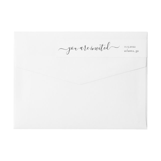 Brölloksinbjudan för grått skript etikettband (Baksidan)