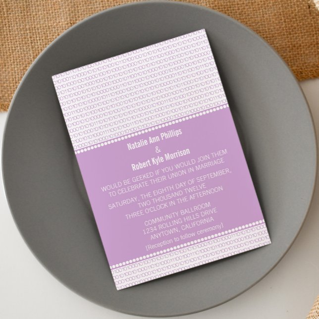 Brölloksinbjudan till Geek Chic Binary Code, Lila Inbjudningar (Purple Geek Chic Binary Code Wedding Invitation)