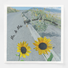 Bröllöksmärken avslappnad blommor på bergsvägar pappersservett