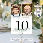Bröllop 2 Photos Greenery Bordsnummer 5x7-tecken<br><div class="desc">Skapa det minnesvärda bröllop-bordsnumret med dessa 5 x 7-fotokort som visar olika bilder av bruden och brudgummen genom åren för ett underhållande bordsnummer för gästerna i bröllop. Utformningen har en enkel, miljövänlig elegant-spray. Roligt för att ha liknande åldersbilder på samma skylt och olika foton på varje bord som gästmögel. Tryckt...</div>