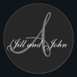 Bröllop Anpassningsbar Monogram & Namn Black & Grå Runt Klistermärke<br><div class="desc">Bröllop Anpassningsbar Monogram & Namn Black & Grått Seal. Utformning av Elke Clarke copyright 2008. Utformningen är enkel men klassisk och passar alla inbjudningar och bröllop-teman. Med MONOGRAM GALLERY kan du anpassa namn, monogram och färg på detta klistermärke. Klicka bara på knappen "CUSTOMIZE" och följ anvisningarna. Köp det matchande USPS-anpassadet...</div>