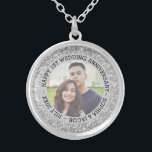 Bröllop Anpassningsbar Photo Silverpläterat Halsband<br><div class="desc">Modern silver glitter mönster med vita gnistor och anpassningsbar foton. Första bröllop-årsdagen. Årsdagen kan ändras</div>