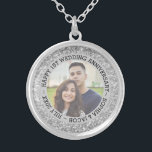Bröllop Anpassningsbar Photo Silverpläterat Halsband<br><div class="desc">Modern silver glitter mönster med vita gnistor och anpassningsbar foton. Första bröllop-årsdagen. Årsdagen kan ändras</div>