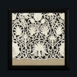 Bröllop Antique Snöre Linen White Classic Söt Minnesask<br><div class="desc">Antique Bröllop - White Snöre och Linen Bröllop Ett vackert vintage bröllop-tema handlar om antika vita snöre och linne. Perfekt till vintagen brud och brudgumm som något speciellt för deras bröllop-tema. Utformningen baseras på antika bilder av äkta mjuka linn-väv, och snöre är ett foto av äkta vintage snöre från slutet...</div>