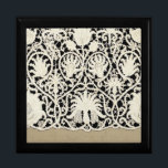Bröllop Antique Snöre Linen White Classic Söt Minnesask<br><div class="desc">Antique Bröllop - White Snöre och Linen Bröllop Ett vackert vintage bröllop-tema handlar om antika vita snöre och linne. Perfekt till vintagen brud och brudgumm som något speciellt för deras bröllop-tema. Utformningen baseras på antika bilder av äkta mjuka linn-väv, och snöre är ett foto av äkta vintage snöre från slutet...</div>