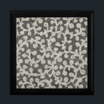 Bröllop Antique Snöre Linen White Classic Söt Smyckeskrin<br><div class="desc">Antique Bröllop - White Snöre och Linen Bröllop Ett vackert vintage bröllop-tema handlar om antika vita snöre och linne. Perfekt till vintagen brud och brudgumm som något speciellt för deras bröllop-tema. Utformningen baseras på antika bilder av äkta mjuka linn-väv, och snöre är ett foto av äkta vintage snöre från slutet...</div>