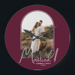 Bröllop Arch Photo Burgundy Stor Klocka<br><div class="desc">Ett speciellt keepsaké har bröllop-fotot i en elegant-båge med texten "Gift" i chic och med ditt namn- och bröllop-datum på en liten eller stor väggklocka i bakgrunden. En vacker gåva till din familj och ett fantastiskt minne till visningen i ditt eget hem. BAKGRUND färg kan ändras! MER FÄRG i vår...</div>