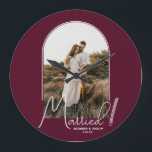 Bröllop Arch Photo Burgundy Stor Klocka<br><div class="desc">Ett speciellt keepsaké har bröllop-fotot i en elegant-båge med texten "Gift" i chic och med ditt namn- och bröllop-datum på en liten eller stor väggklocka i bakgrunden. En vacker gåva till din familj och ett fantastiskt minne till visningen i ditt eget hem. BAKGRUND färg kan ändras! MER FÄRG i vår...</div>