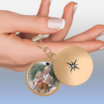 Bröllop-årsdag Foto Namn och år Berlockhalsband<br><div class="desc">Elegant fotoskåp för din bröllop-årsdag - perfekt för din guldårsdag för bröllop eller, du kan redigera texten till kostym oavsett tillfälle. Mallen är inställd så att du kan lägga till ett eget foto, som visas med ett halvgenomskinligt överlägg i gräns för att texten ska sitta på. Exempeltexten lyder "[namn] ♥...</div>