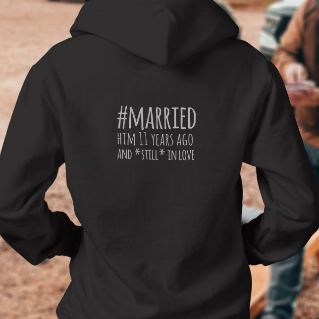 Bröllop-årsdagen, ännu gift i Kärlek T Shirt (Makes the perfect Wedding Anniversary gift. Just add how many years you've been in love)