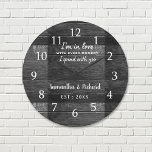 Bröllop-årsdagen för citatet av Rustic Black Wood  Stor Klocka<br><div class="desc">Bröllop-klockan med ett romantiskt citat "Jag är i kärlek varje stund jag har varit tillsammans med er" för att uttrycka er kärlek.Personalisera med namn och år.</div>