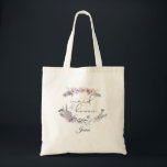 Bröllop Blommigt Maid of honor Personlig Tygkasse<br><div class="desc">Känn igen Maid of honor med den här personligen till väskan med mjuka, vackra, pastellfärgade blommor i blad av lilak, violett, persika, , dammig blått och gröntar och personlig med hennes namn. Kontakta designern via Zazzle-Chattan eller makeitaboutyoustore@gmail.com om du vill att designen ska ändras eller på en annan produkt för...</div>