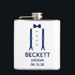 Bröllop Blue Fluga Fickplunta<br><div class="desc">Denna flaska är superbra för brudgummen. Om hela ditt bröllopsparti kommer att bära kostym, skulle denna design med hängslen och en fluga i blått vara perfekt. Ledigt men ändå formellt. Det vore jättebra för en svensexa eller möhippa. En rolig present för en trevlig stund. Skaffa en till alla i bröllopspartiet....</div>