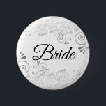 Bröllop Bride Button Silver Blommigt Ornate Filigr Knapp<br><div class="desc">Identifiera spelarna i nyckel vid din möhippa, bröllop eller repetitionsmiddag med vår elegant, Silver faux foil-knappar. Den här knappen är designad för att koordinera med Silver Foil Bröllop Suite och har en Silver faux-folie som blomstrar på vit bakgrund med svart text som läser Bride. Perfekt som förmån eller gåva till...</div>