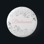 Bröllop Bridesmaid Button Rosa & Grått Knapp<br><div class="desc">Identifiera spelarna i nyckel vid din möhippa, bröllop eller repetitionsmiddag med våra elegant-, Rosa- och Grått-knappar. Den här knappen är designad för att koordinera med vår Rosa & Grått Elegant bröllop Suite och har en Silver faux-folie som blomstrar på vit bakgrund med rosa text som läser Bridesmaid. Perfekt som förmån...</div>